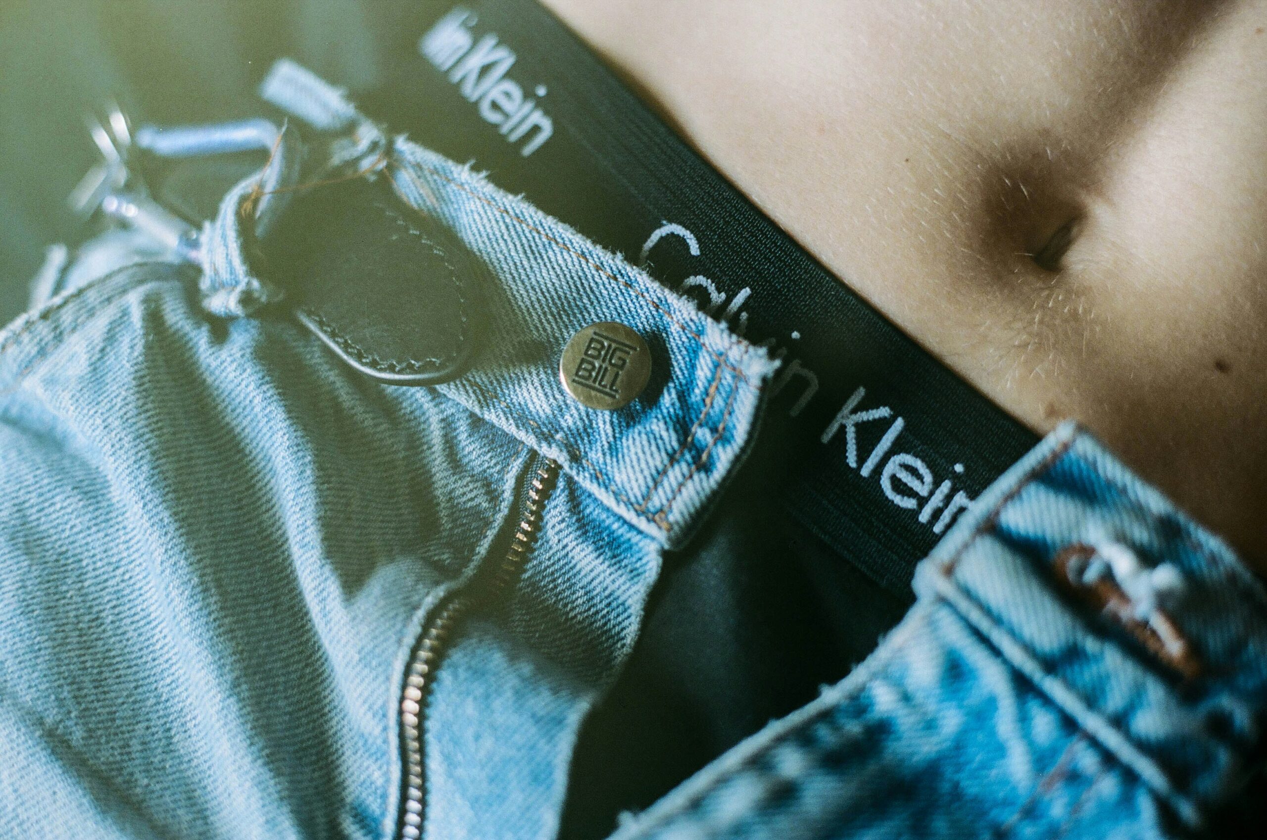 Second-hand w stylu minimalistycznym – używany Calvin Klein